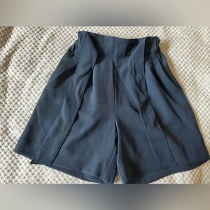 Lululemon shorts with tie and pockets